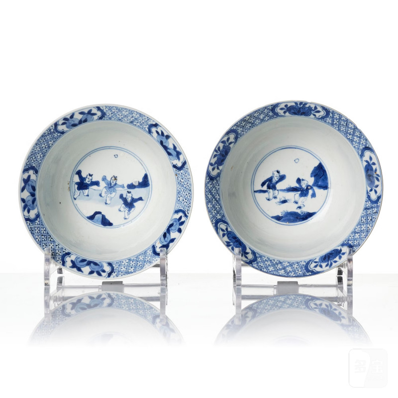 A pair of blue and white 'boys at play' bowls, - 图5